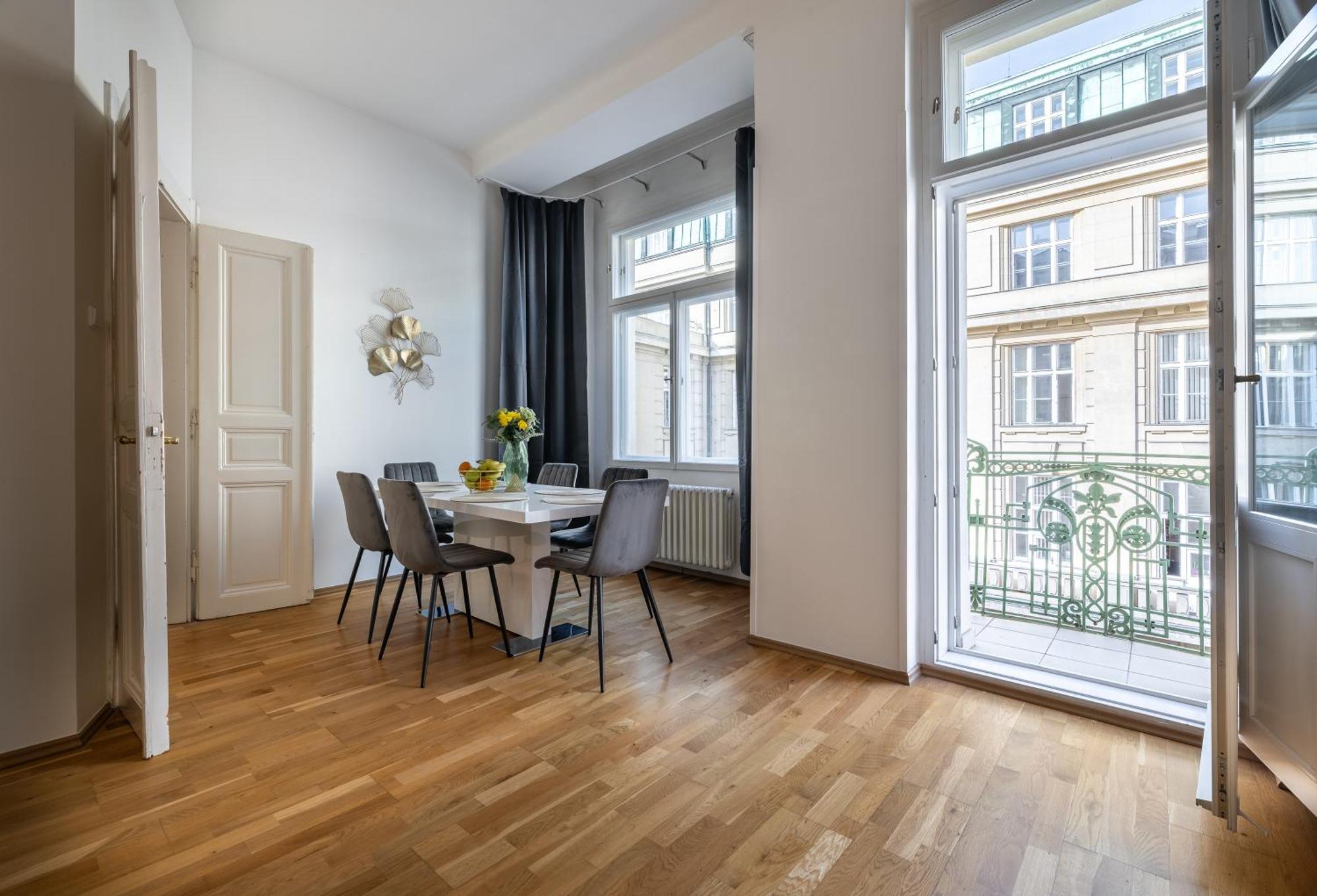 Spacious 2-bedroom In Old Town Appartamento
